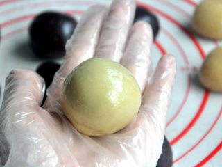 12、豆沙蛋黄月饼,收口后，搓成圆球。
