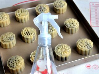 14、豆沙蛋黄月饼,提前预热烤箱190度，在月饼放入烤箱前，给月饼喷水，防止表皮干裂。