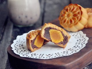 17、豆沙蛋黄月饼,刚烤好的月饼，皮比较硬，没什么光泽，过1天后饼皮开始慢慢的呈现油光，这就是我们讲的回油，我用的预拌粉，一天可回油，而3-5天左右的口感最佳。