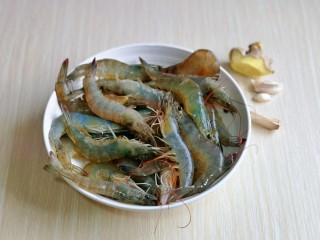 1、爆炒基围虾,准备食材。