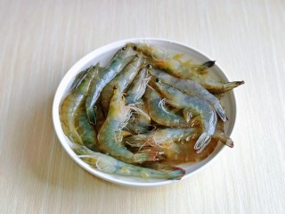 3、爆炒基围虾,依次去除虾线,再用冷水冲洗干净。