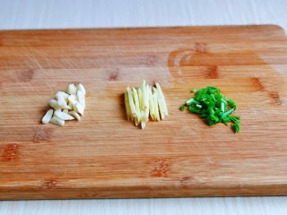 4、爆炒基围虾,葱姜蒜吐司切好。