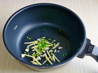 5、爆炒基围虾,起油锅加入葱姜蒜煸炒。