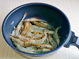 6、爆炒基围虾,再加入基围虾翻炒。