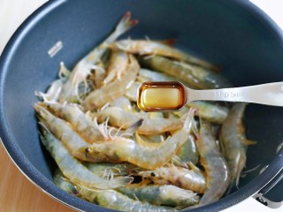 7、爆炒基围虾,加入料酒。