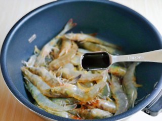 8、爆炒基围虾,再加入生抽。