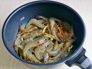 9、爆炒基围虾,翻炒均匀。