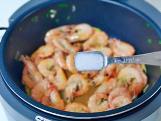 11、爆炒基围虾,按个人口味加入,借助余温翻炒均匀。