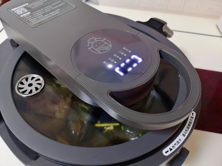 10、爆炒基围虾,盖上炒菜机盖子,启动爆炒功能就可以啦!