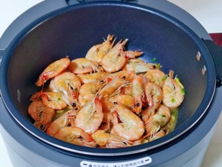 12、爆炒基围虾,这样爆炒基围虾就做好啦!