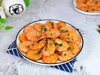 13、爆炒基围虾,盛出装盘,即可食用。