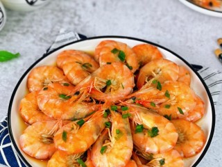 14、爆炒基围虾,简单快手,家常小菜,营养丰富。