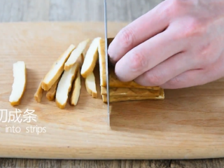 2、清明时节必须品尝的一道美食——马兰头香干,切成条状