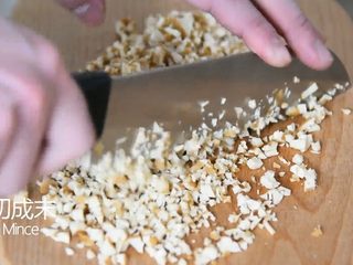 3、清明时节必须品尝的一道美食——马兰头香干,再改刀切成末