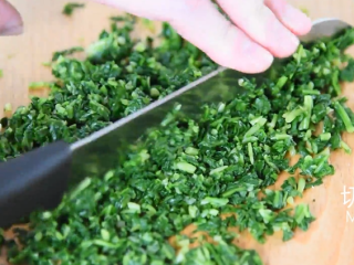 6、清明时节必须品尝的一道美食——马兰头香干,切成末