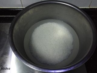 1、鲜虾手握寿司,先泡米30~45分钟，让米充分吸收水分。