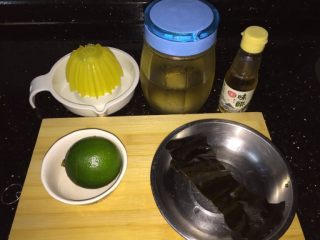 3、鲜虾手握寿司,事先已经调好寿司醋（具体比例参考我之前的文章），准备好青柠和味淋。本人喜欢酸的寿司饭，所以用青柠增酸，味淋是给海鲜增鲜、去腥、增色用的，几滴就够。