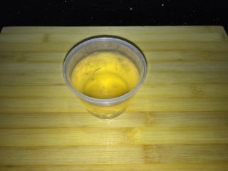 5、鲜虾手握寿司,事先调制好的寿司醋+青柠汁+味淋的成品。用来拌饭。