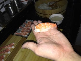 14、鲜虾手握寿司,捏、捏、捏。