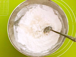 2、双色暑香汤圆,加入温水和面