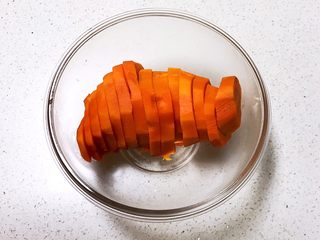 6、双色暑香汤圆,红薯削皮，切成薄片，上锅蒸熟