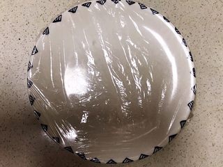 8、双色暑香汤圆,取一个盘子，上面铺一层保鲜膜，备用