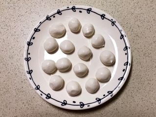 9、双色暑香汤圆,把饧好的糯米面分成15个小面团