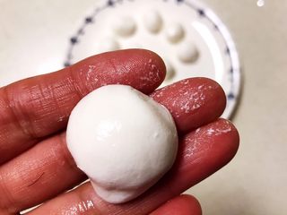 10、双色暑香汤圆,取一个面团