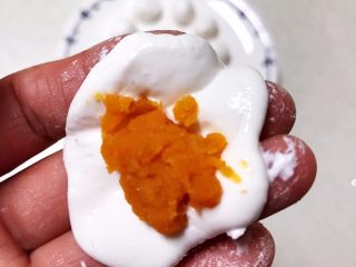 12、双色暑香汤圆,加入1小勺红薯泥