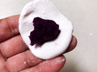14、双色暑香汤圆,另取一个面团，用手压成薄片，放入1小勺紫薯泥