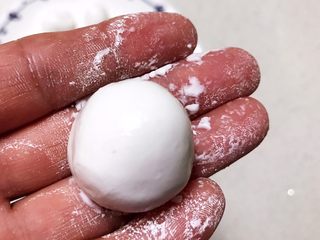 15、双色暑香汤圆,包成包子，团成圆球，一个紫薯汤圆就包好了