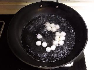 17、双色暑香汤圆,锅里加入冷水，烧开后放入汤圆