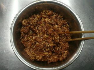 1、超级好吃的鲜肉月饼,把姜和葱切成末,所有肉馅材料倒在一起,搅拌均匀。