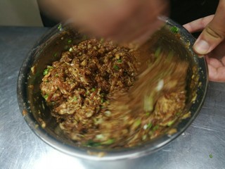 2、超级好吃的鲜肉月饼,用力一个方向搅拌,肉馅一定要比平时咸一点才好吃。一定要放老抽,这样上色好看。