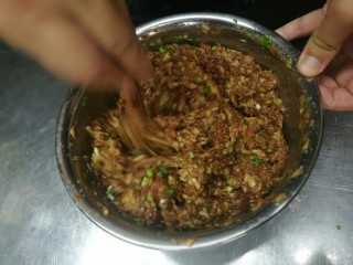 3、超级好吃的鲜肉月饼,要搅拌个100圈左右,让肉馅起筋抱团,或者抓起肉糜从上往下摔,也是起筋好办法,然后保鲜膜封好,冰箱冷藏,大约醒发半小时之后再包馅,这样口感好吃