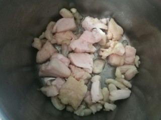 4、超级好吃的鲜肉月饼,猪板油切块放锅里开小火炼油,炼好冷却后放冰箱里冷藏备用。