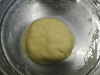 5、超级好吃的鲜肉月饼,把所有油皮材料混合,揉匀,保鲜膜封好。