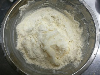 6、超级好吃的鲜肉月饼,把所有油酥材料混合拌匀备用