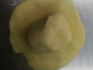 7、超级好吃的鲜肉月饼,取油皮25g,油酥21g,把油皮擀开,把油酥放中间,包上