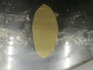 8、超级好吃的鲜肉月饼,台面撒点面粉,把面团擀成牛舌装