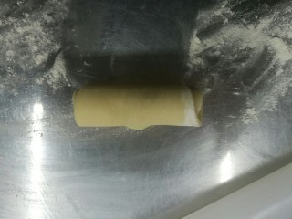 9、超级好吃的鲜肉月饼,卷起来,保鲜膜盖好,免得在空气中干掉。放在保鲜盒中盖上盖子效果更好,10分钟后取出