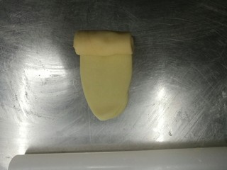 11、超级好吃的鲜肉月饼,再次重复之前动作,卷起来,放保鲜盒封好等十分钟再用