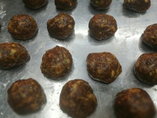 13、超级好吃的鲜肉月饼,肉馅分成24g一个,整体做完70g一个左右