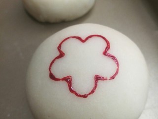 14、超级好吃的鲜肉月饼,粘点红色色素,轻轻压在上面