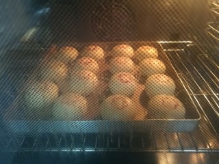 15、超级好吃的鲜肉月饼,烤箱预热,200度30分钟