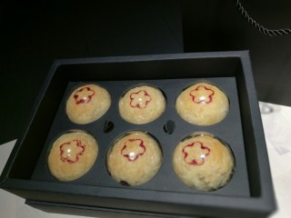 17、超级好吃的鲜肉月饼,装在包装盒送人很体面