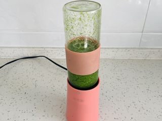 2、猪肉茴香馅儿饺子????,料理杯中加入葱段、姜丝、30克的水榨成汁