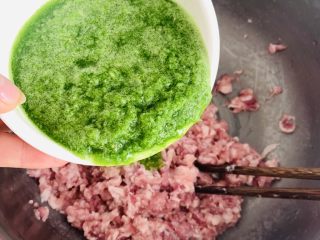 3、猪肉茴香馅儿饺子????,打好的葱姜汁要一点一点的打进肉馅中。