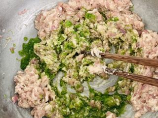 4、猪肉茴香馅儿饺子????,葱姜汁全部打进肉馅后加入料酒、蚝油、生抽、顺时针搅拌上劲。这个环节不要着急了，一点一点一样一样的，打入肉馅这样才能上劲入味。