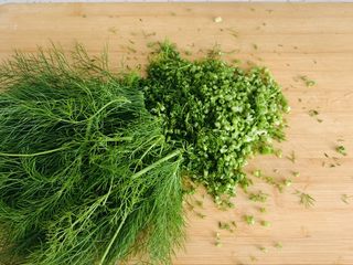 5、猪肉茴香馅儿饺子????,茴香去跟，清洗干净，控干水分，切碎备用